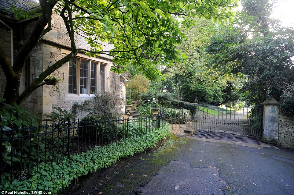 2D69C08500000578-3272667-Grand_entrance_The_front_gate_of_the_property_which_is_located_i-a-69_1444847355944