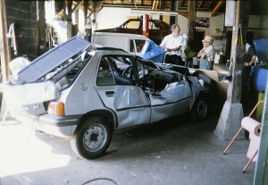 Den 23.  august 1988 kørte kronprins Frederik og prins Joachim sammen med to venner galt i kronprinsens Peugeot 205 nær forældrenes slot i Cahors i Sydfrankrig. Den noget medtagede bil hos mekanikeren. -  Dato: august 1988 -   Foto: Egon Engmann