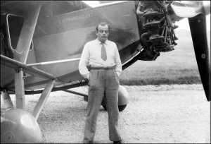 rm 18 archív - Na archívnej snímke bez udania dátumu francúzsky letec a spisovate¾ Antoine de Saint-Exupéry stojí pred svojím lietadlom. Trosky jeho lietadla objavili na dne Stredozemného mora pri meste Marseille, takmer 60 rokov po tom, èo 31. júla 1944 zmizol poèas prieskumného letu. Príèina zmiznutia lietadla, ktoré bolo vtedy na misii nad nacistami ovládaným územím v rámci príprav na vylodenie Spojenciv, ostáva záhadou. Pod¾a niektorých historikov mohol letec spácha samovradu. TASR/AFP (FILES) - Undated file photo of French writer and aviator Antoine de Saint-Exupery posing before his plane. Saint-Exupery, who wrote the beloved children's story "The Little Prince", may have committed suicide, a historian said 07 April 2004 as wreckage from the author's plane was found 60 years after he disappeared. Pieces of the aviator's Lockheed Lightning P38 aircraft, which vanished 31 July 1944 during a wartime reconnaissance mission, were found off the cost of the Mediterranean city of Marseille, a Culture Ministry department official said. But speculation remains over why the plane disappeared during the mission over Nazi-occupied southern France to prepare for an Allied landing. AFP PHOTO