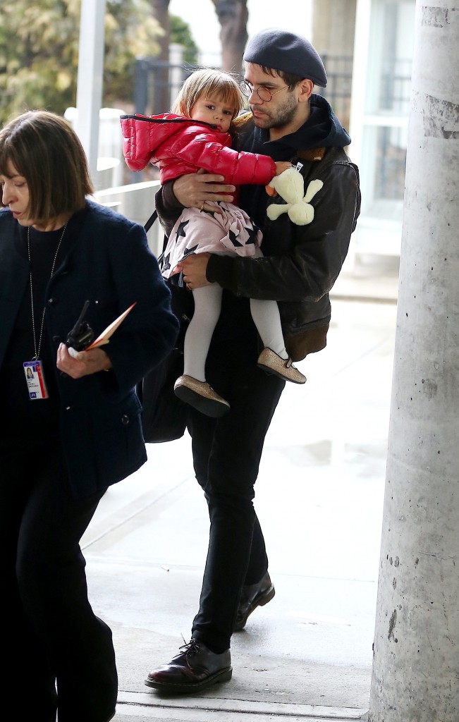 No Credit - BI - No Web - Scarlett Johansson arrive à l'aéroport JFK de New York avec son mari Romain Dauriac et leur fille Rose le 7 février 2017. L'actrice tente de cacher son visage en marchant tête baissée avec une casquette tandis que son mari avance à visage découvert en portant leur fille Rose. No Credit - BI - No Web Use Actress Scarlett Johansson arrives at JFK airport (New York) with her husband Romain Dauriac and their daughter Rose on february 7th, 2017