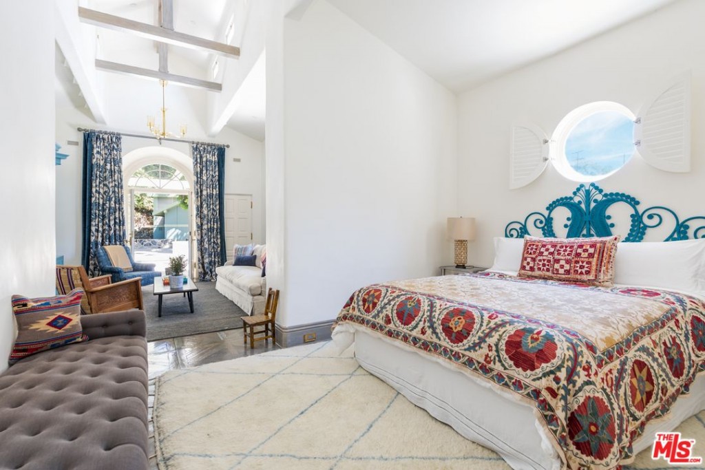 Katy-Perry-LA-Bedroom-736239