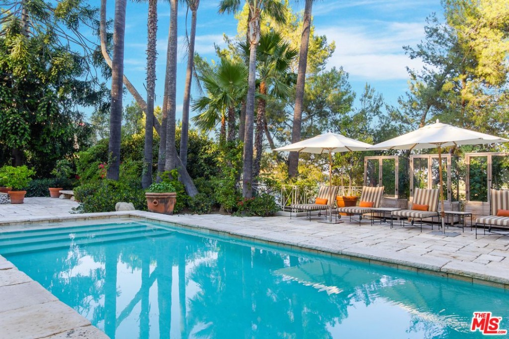 Katy-Perry-LA-Pool-and-Patio-4df50c