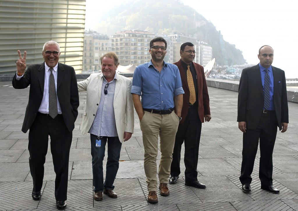 epa04417426 Bosnian filmmaker Danis Tanovic (C) poses with Syed Aaamir Raza (R) and Emmanuel Diamond (2-R), on whose story the movie is based, and French producers Cedomir Kolar (L) and Marc Baschet (2-L) at the photocall for 'Tigers' during the 62nd San Sebastian International Film Festival, in San Sebastian, Spain, 25 September 2014. The festival runs until 27 September.  EPA/JAVIER ETXEZARRETA