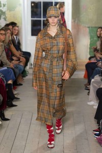 A model presenting a creation by Burberry during the Spring-Summer 2018 fashion shows in London, UK - 9/16/17//Z-PIXEL-FORMULA_B_142/Credit:Pixelformula/SIPA/1709171708, Image: 349649628, License: Rights-managed, Restrictions: , Model Release: no, Credit line: Profimedia, TEMP Sipa Press